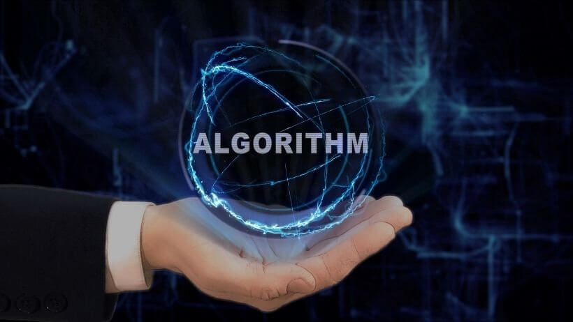 Un trader qui tient en main son algorithme personnel