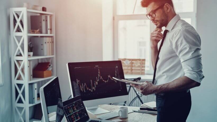 Un trader qui se demande quels sont ses besoins