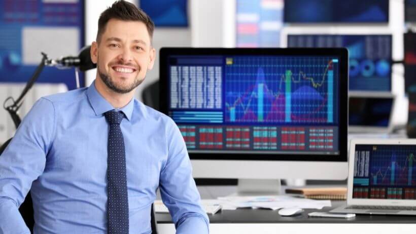 Gagner en bourse simplement : un trader heureux qui prend du plaisir à appliquer sa stratégie