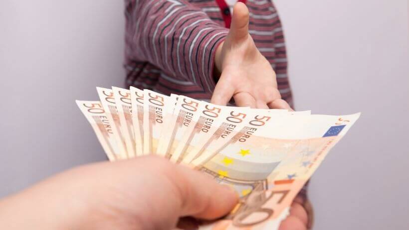 Un trader qui reçoit ses gains de son courtier