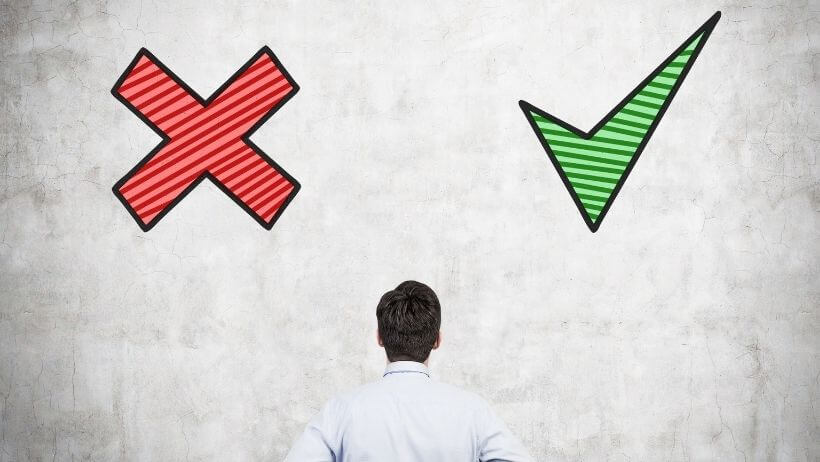 Un trader qui réfléchit aux avantages et inconvénients du trading indépendant