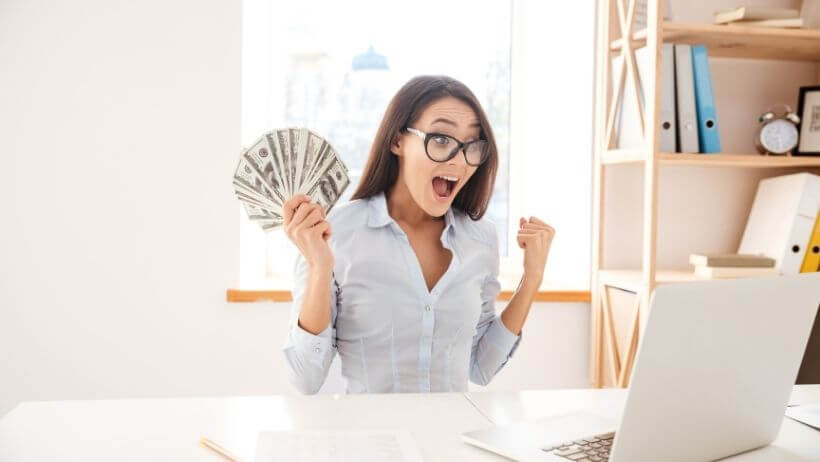 Un trader heureux qui vient de recevoir ses gains